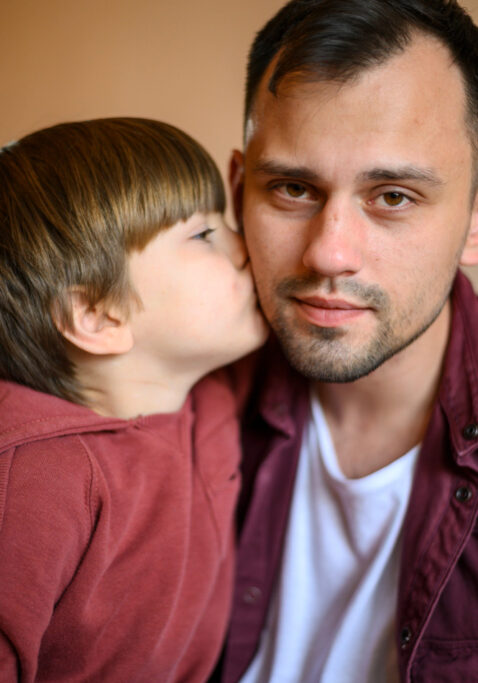 Son kiss his father 2023
